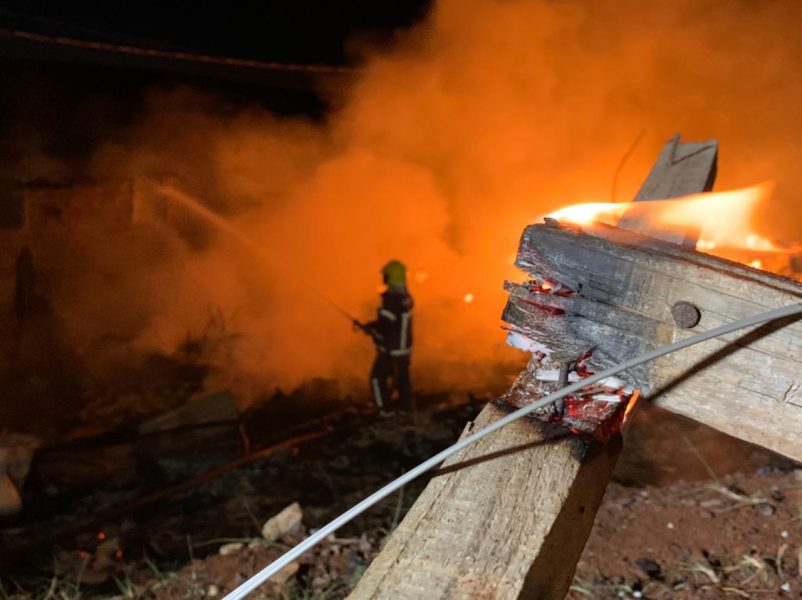 Incêndio de grandes proporções toma casas no Esmeralda, em Cascavel