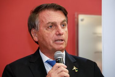 Bolsonaro diz que ataques sobre a Amazônia não são justos
