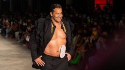 Luciano Szafir desfila na SPFW com bolsa de estomia