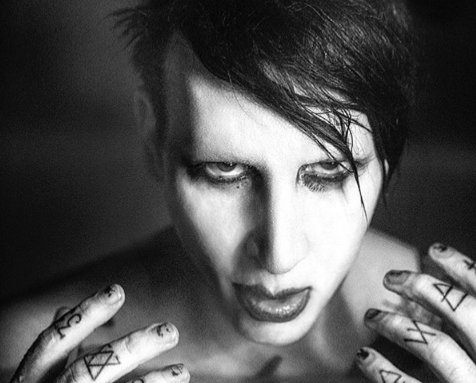 Marilyn Manson é acusado de torturar mulheres e prendê-las em cela de vidro