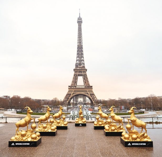 Patrocinadora homenageia Messi por Bola de Ouro com estátuas de cabras diante da torre Eiffel