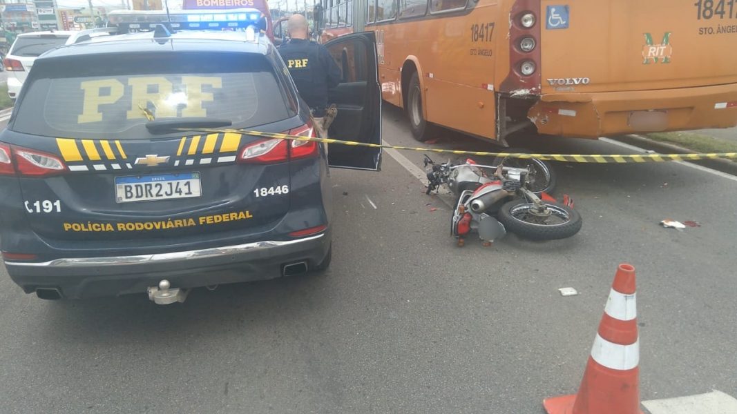 Motociclista morre em grave acidente com carro e ônibus na BR-476