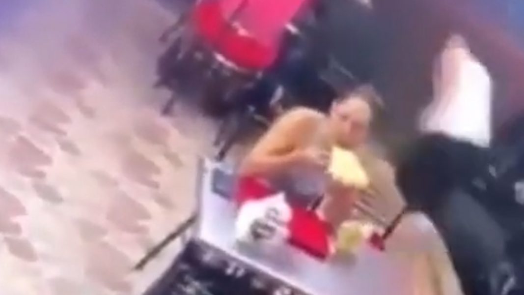VÍDEO: mulher continua comendo durante assalto mesmo após ser abandonada pelo namorado
