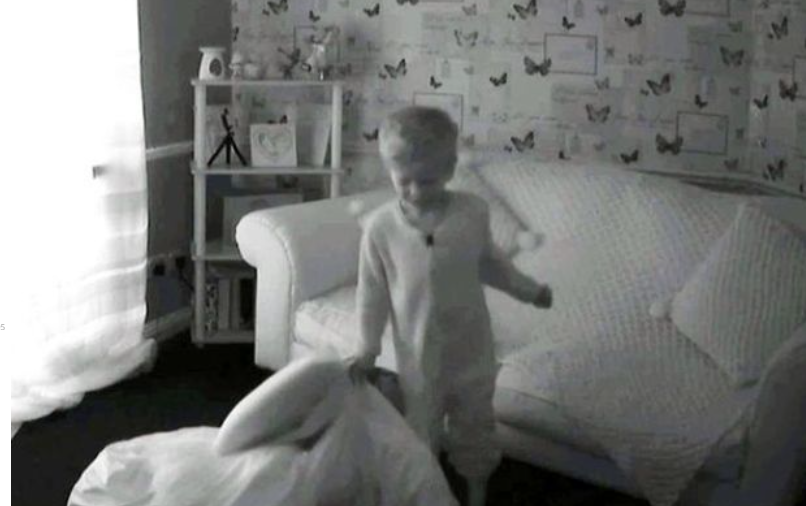 Vídeo mostra menino lutando para levantar edredom horas antes de morrer