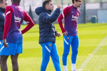 Xavi comanda seu primeiro treino no Barcelona