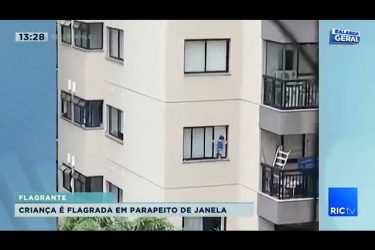 Criança caminha em parapeito de janela de apartamento a metros de altura