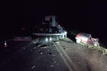 Motorista morre após bater de frente contra caminhão-guincho na PR-323