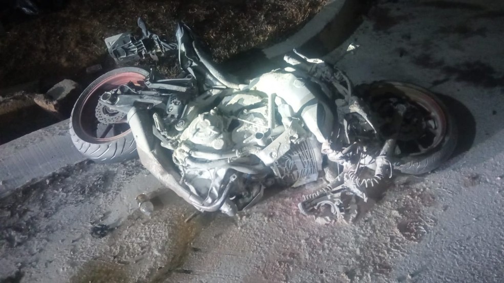 Motociclista morre após colidir com carro que entrava em posto na BR-277, em Palmeira