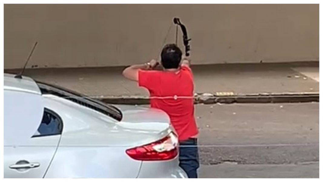 Homem ameaça populares com arco e flecha no Centro de Cascavel