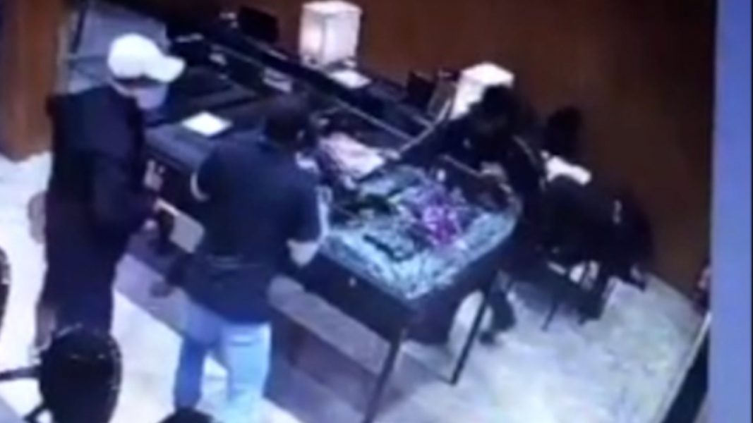[VÍDEO]: Assalto a mão armada é registrado em joalheira de shopping em Maringá