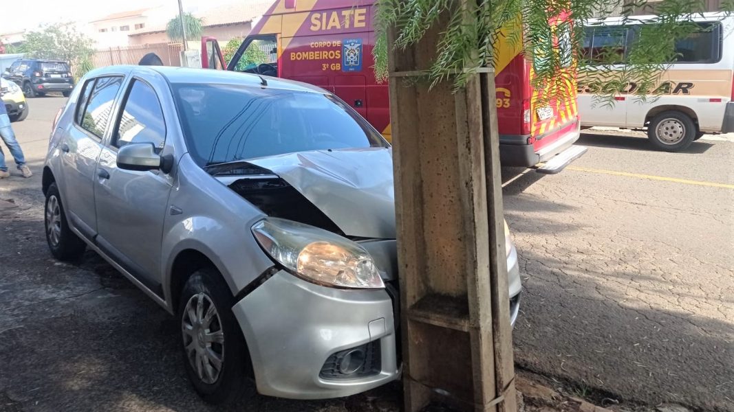 Motorista tem suspeita de mal súbito em Londrina e bate contra poste