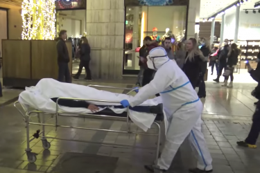 Artista caminha pelas ruas com um “cadáver” e é alvo de ameaças