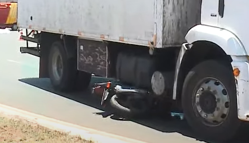 Motociclista morre após ser atropelado por caminhão entre Maringá e Sarandi