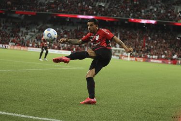 Athletico-PR derrota Cuiabá e se afasta da zona de rebaixamento do Brasileirão