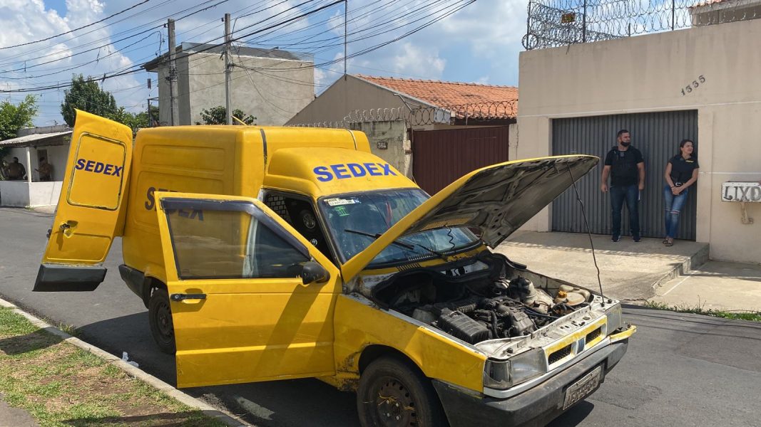Suspeitos usam carro pintado à mão como se fosse dos Correios para invadir favela