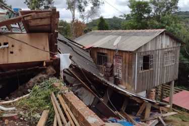 Casa desmorona com família dentro e deixa mulher ferida em Campo Magro