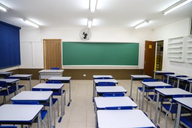 Alunos de escolas municipais de Curitiba continuam sem auxílio social e psicológico