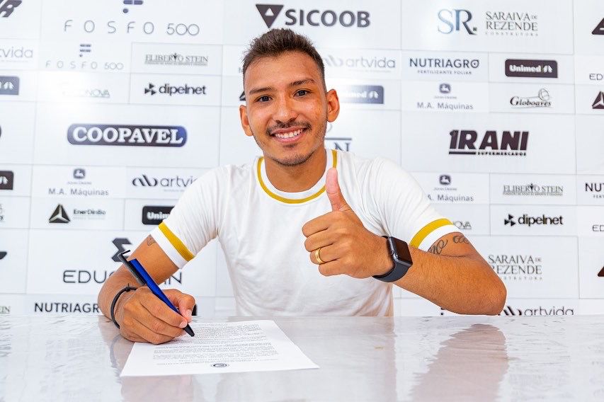 Robinho assina novo contrato por três anos com FC Cascavel