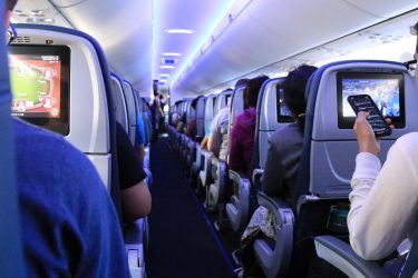 Homem tenta abrir porta de avião durante voo