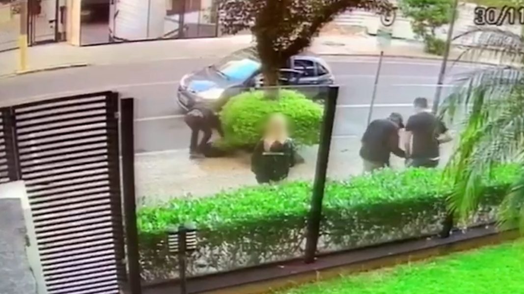 Ladrão manco assalta mulher, tropeça e cai em arbusto em Curitiba; assista!
