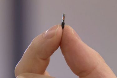 Microchip implantado no braço mostra status de vacinação da Covid