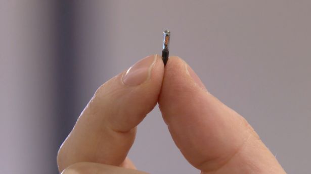 Microchip implantado no braço mostra status de vacinação da Covid