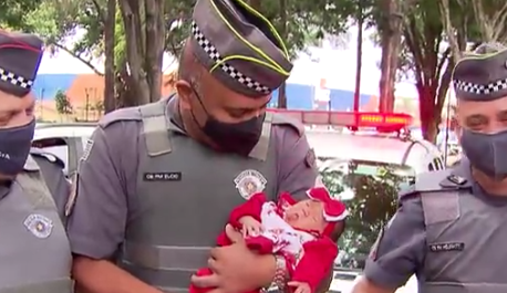 Bebê nasce no meio da rua com ajuda de policias