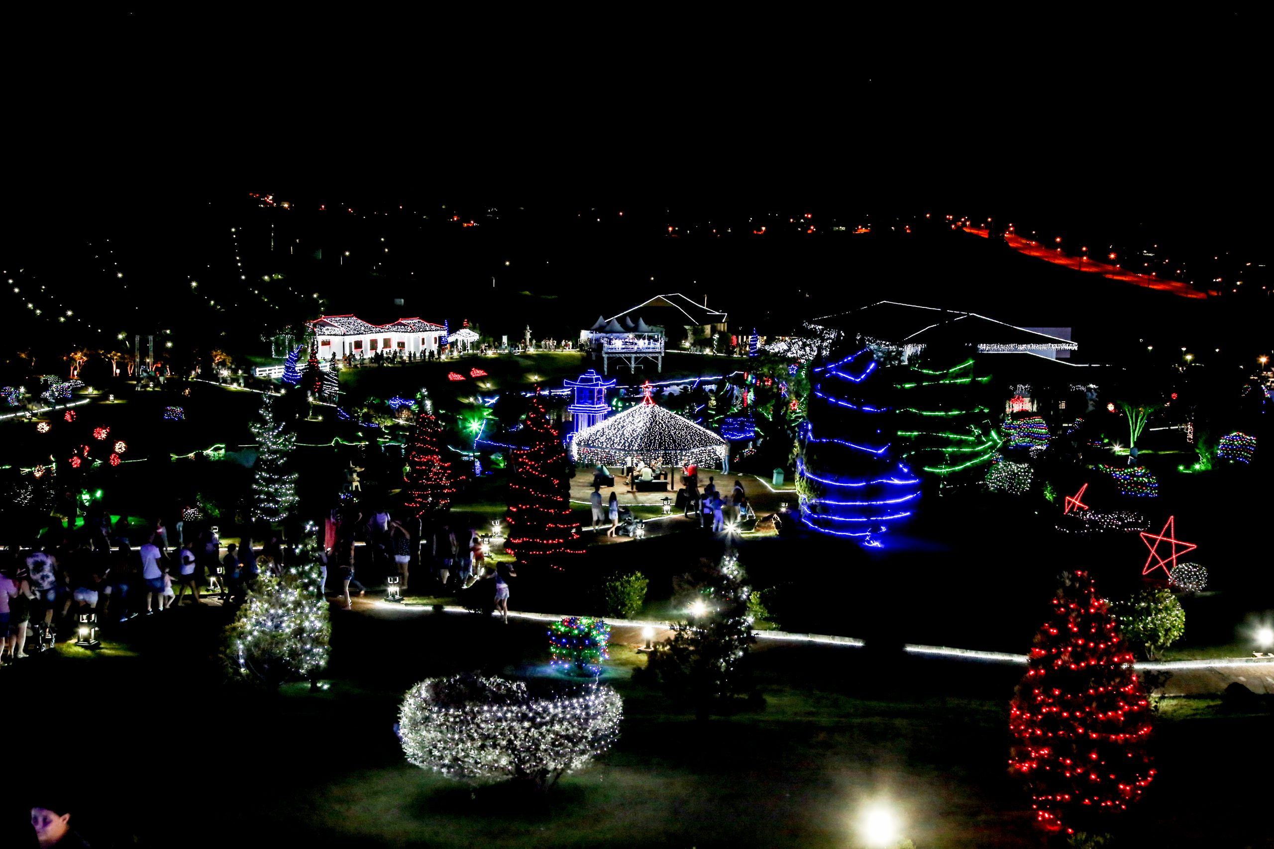 Iluminação de Natal é acionada no Parque do Japão, em Maringá; veja como  ficou - RIC Mais