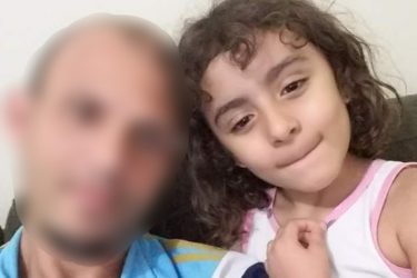 Criança morre após ser atropelada junto com o pai em Arapongas; motorista fugiu