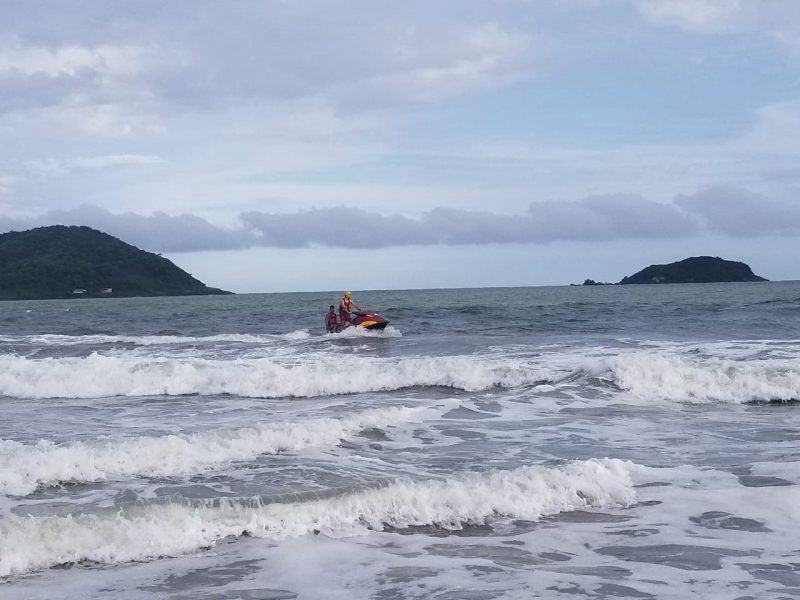 Bombeiros fazem buscas por pescador desaparecido na Ilha do Mel