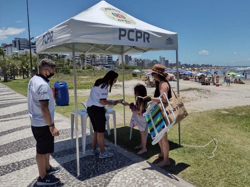 Polícia Civil distribui pulseiras para evitar desaparecimento de crianças na praia