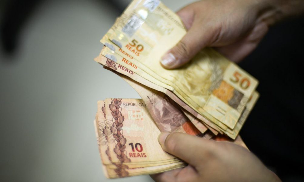 Relator propõe aumento de 10% no salário mínimo; valor chegaria a R$ 1.210