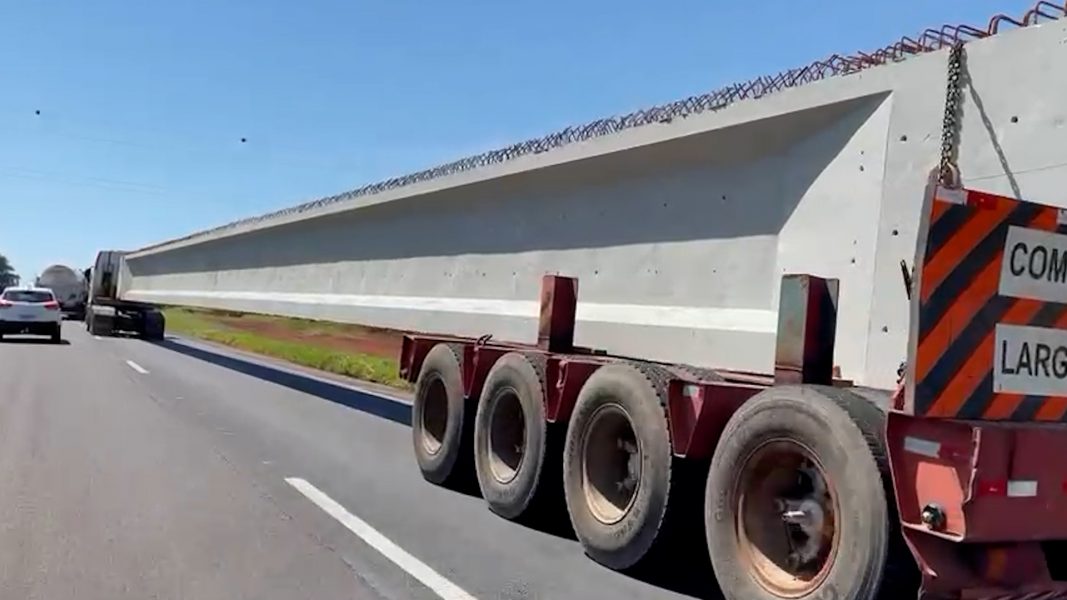 Transporte de vigas de 45 metros para obra no Contorno Norte chama atenção em Maringá; assista