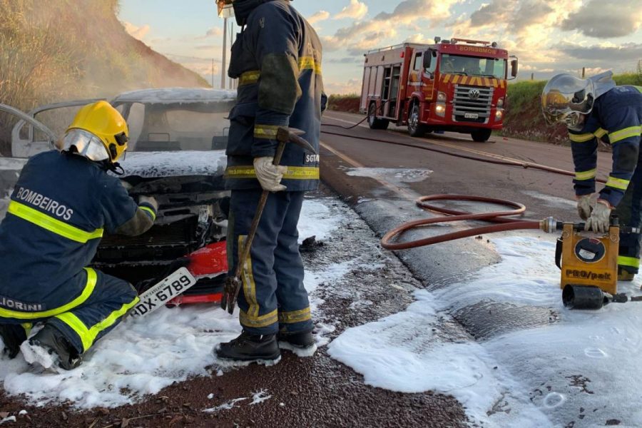 Bombeiros encontram corpo carbonizado dentro de carro em chamas