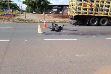 Motociclista morre em acidente com caminhão na BR-376, em Marialva