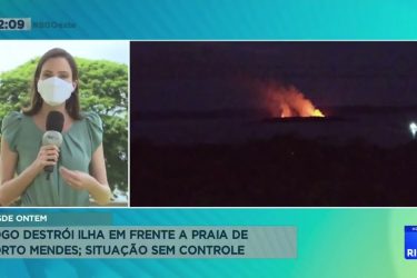 Fogo destrói ilha em frente a praia de Porto Mendes; situação sem controle