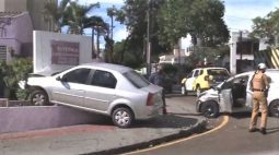 Carro ‘entra’ em clínica de estética após acidente em Londrina; local tem placa pedindo atenção