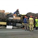 Engavetamento com pelo menos 4 caminhões deixa dois mortos no Contorno Leste
