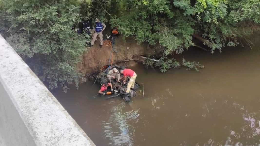 Jovem morre depois de capotar e cair com o carro dentro de rio em Imbituva
