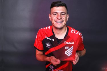 Athletico anuncia a contratação do volante Hugo Moura, emprestado pelo Flamengo