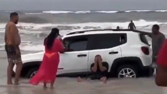 Homem chora após atolar carro de amigo na beira do mar; veja o vídeo