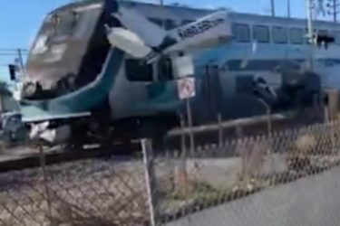 Vídeo: Avião cai em trilho de trem e piloto é salvo segundos antes de impacto
