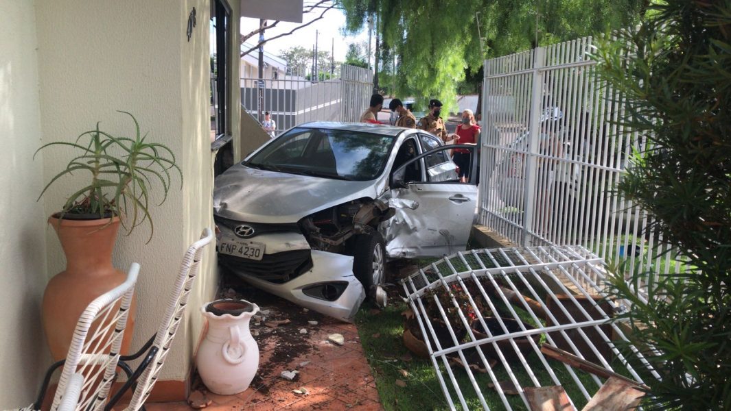 VÍDEO: Carro roubado causa acidente e suspeitos fogem; veículo derruba parede e invade casa