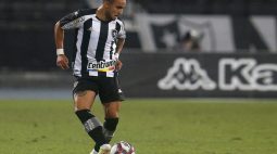 Lateral do Botafogo, Rafael é operado no Rio de Janeiro e mostra otimismo na recuperação