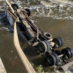 Motorista morre após caminhão cair em rio na Grande Curitiba
