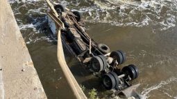 Caminhão cai em rio e motorista fica submerso na Grande Curitiba