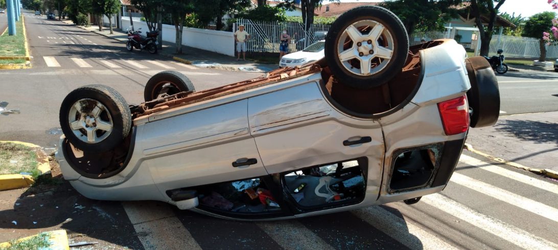 Carro capota em acidente no perímetro urbano de Toledo