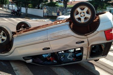 Carro capota em acidente no perímetro urbano de Toledo