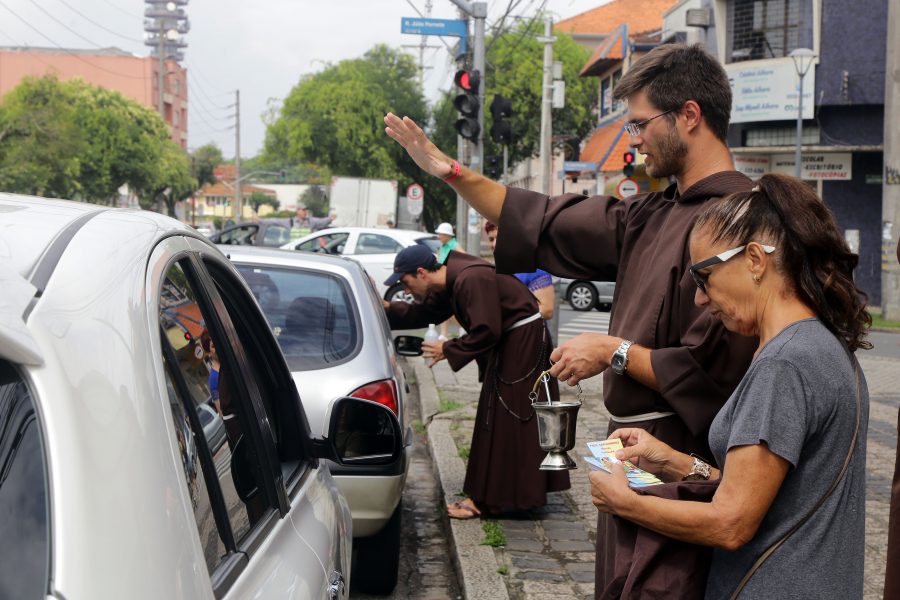 Tradicional bênção de carros na Igreja dos Capuchinhos será na sexta (7), em Curitiba