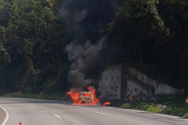 Dois veículos pegam fogo na BR-277, na subida da serra para Curitiba